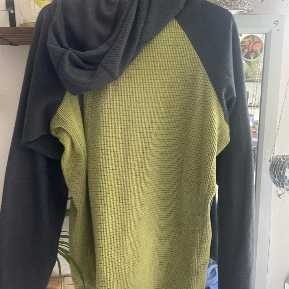 Men’s Melenzana fits like a men’s medium